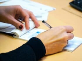 Femme remplissant un chèque de banque